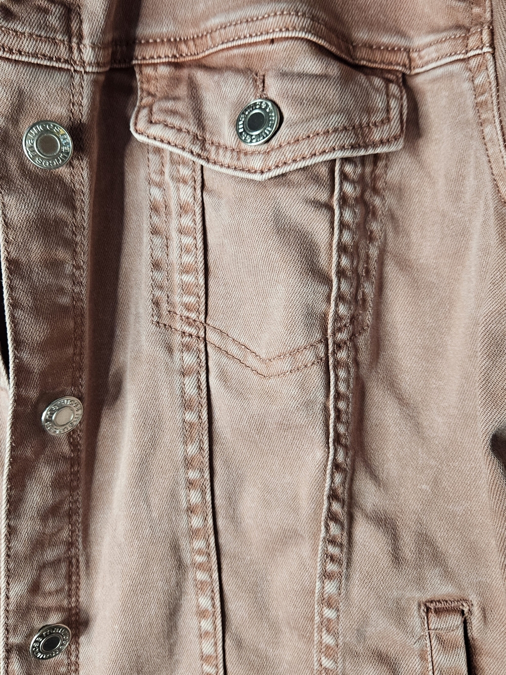 Maurices Faded Pink Denim Jacket Size Large Ptp 20" Length 28" 98% Cotton - Picture 3 of 4